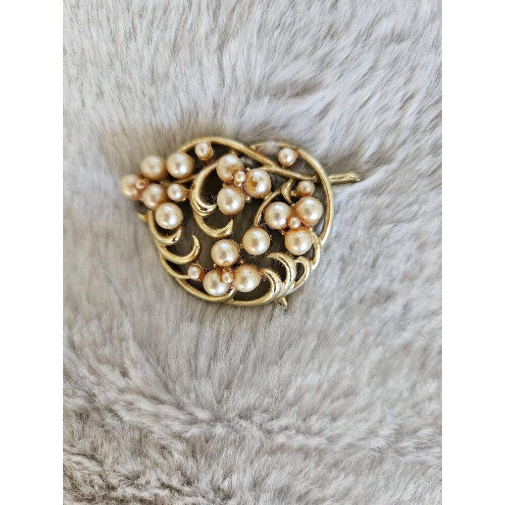 Vintage Crown Trifari Gold Tone Faux Pearl Swirl Cluster Brooch Pin Mid Century